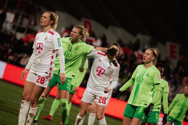 07 02 25, Women, Soccer, 1 BL, Season 2024 2025, 1 FC Köln VfL Wolfsburg, Matchday 13 Alexandra Popp 11 of VFL Wolfsburg hits Martyna Wiankowska 26 of 1 FC Köln in the face, Yellow card KOELN Franz Kremer Stadion NRW Germany