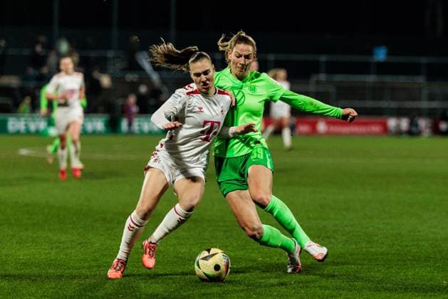 Google Pixel Frauen Bundesliga, 1 FC Köln VfL Wolfsburg 07 02 2025 Zweikampf Alena Bienz 1 FC Köln, 11 , Sarai Linder VfL Wolfsburg, 39 Google Pixel Frauen Bundesliga, 1 FC Köln VfL Wolfsburg, Köln, Franz Kremer Stadion am 07 02 2025 DFB REGULATIONS PROHIBIT ANY USE OF PHOTOGRAPHS AS IMAGE SEQUENCES AND OR QUASI VIDEO Copyright: xBEAUTIFULxSPORTS Wunderlx