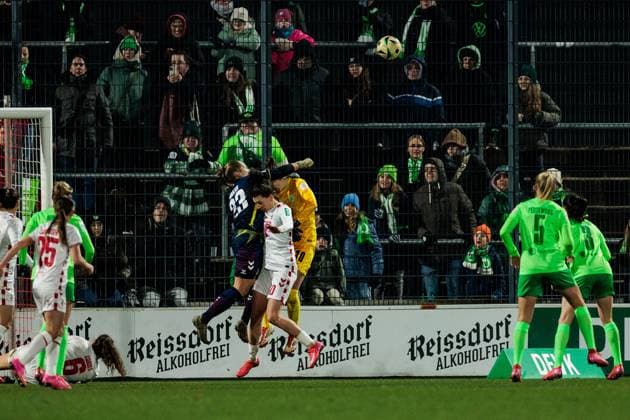 Google Pixel Frauen Bundesliga, 1 FC Köln VfL Wolfsburg 07 02 2025 Aurora Mikalsen 1 FC Köln, 23 defends against Anneke Borbe VfL Wolfsburg, 30 in the penalty area Google Pixel Frauen Bundesliga, 1 FC Köln VfL Wolfsburg, Köln, Franz Kremer Stadion am 07 02 2025 DFB REGULATIONS PROHIBIT ANY USE OF PHOTOGRAPHS AS IMAGE SEQUENCES AND OR QUASI VIDEO Copyright: xBEAUTIFULxSPORTS Wunderlx