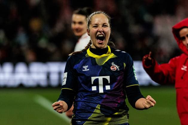 Google Pixel Frauen Bundesliga, 1 FC Köln VfL Wolfsburg 07 02 2025 Aurora Mikalsen 1 FC Köln, 23 cheers after the draw in the curve Google Pixel Frauen Bundesliga, 1 FC Köln VfL Wolfsburg, Köln, Franz Kremer Stadion am 07 02 2025 DFB REGULATIONS PROHIBIT ANY USE OF PHOTOGRAPHS AS IMAGE SEQUENCES AND OR QUASI VIDEO Copyright: xBEAUTIFULxSPORTS Wunderlx