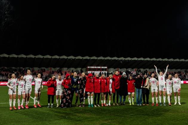 Google Pixel Frauen Bundesliga, 1 FC Köln VfL Wolfsburg 07 02 2025 The players of 1 FC Köln celebrate the draw with the fans Google Pixel Frauen Bundesliga, 1 FC Köln VfL Wolfsburg, Köln, Franz Kremer Stadion am 07 02 2025 DFB REGULATIONS PROHIBIT ANY USE OF PHOTOGRAPHS AS IMAGE SEQUENCES AND OR QUASI VIDEO Copyright: xBEAUTIFULxSPORTS Wunderlx