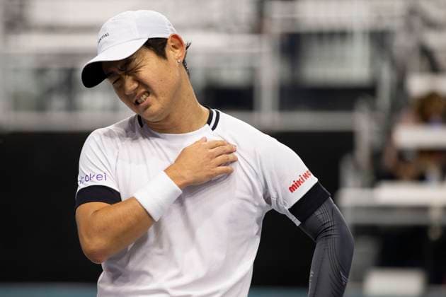 February 7, 2025, Frisco, Texas, USA: YOSHIHITO NISHIOKA (JPN) feels pain in his shoulder in a singles quarterfinal match against Ruud (NOR) during day seven of the Dallas Open at the Star. Ruud (NOR) defeated Nishioka (JPN), 7:5, 3:2. Nishioka forfeited the match due to injury. Frisco USA - ZUMAh193 20250207_zsp_h193_041 Copyright: xDanielxMcGregor-Huyerx