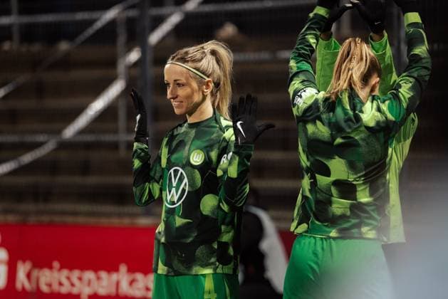 07 02 25, Women, Soccer, 1 BL, Season 2024 2025, 1 FC Köln VfL Wolfsburg, 13 Matchday Kathrin Hendrich 4 from VFL Wolfsburg has fun at the Warm Up KOELN Franz Kremer Stadion NRW Germany