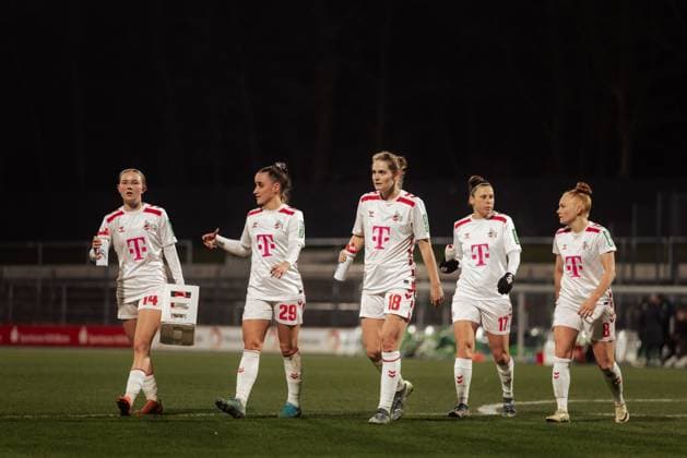 07 02 25, Women, Soccer, 1 BL, Season 2024 2025, 1 FC Köln VfL Wolfsburg, Matchday 13 Carlotta Imping 14, Vanessa Leimenstoll 29 , Taylor Ziemer 18 , Nicole Billa 17 and Laura Vogt 8 from 1 FC Koeln confer during the break KOELN Franz Kremer Stadion NRW Germany