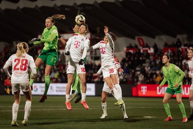 07 02 25, Women, Soccer, 1 BL, Season 2024 2025, 1 FC Köln VfL Wolfsburg, Matchday 13 Janina Minge 6 from VFL Wolfsburg l and AmÃ lie Delabre 10 from 1 FC Koeln Mitte heading KOELN Franz Kremer Stadion NRW Germany