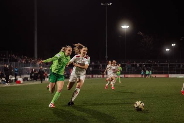 07 02 25, Women, Soccer, 1 BL, Season 2024 2025, 1 FC Köln VfL Wolfsburg, Matchday 13 Lotta Cordes 6 from 1 FC Köln and Vivien Endemann 25 from VFL Wolfsburg in a duel KOELN Franz Kremer Stadium NRW Germany
