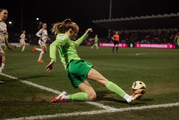07 02 25, Women, Soccer, 1 BL, Season 2024 2025, 1 FC Köln VfL Wolfsburg, Matchday 13 Vivien Endemann 25 from VFL Wolfsburg plays ball in front of the line KOELN Franz Kremer Stadion NRW Germany