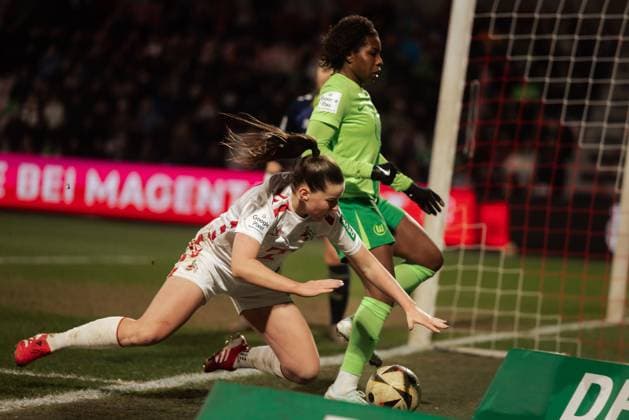 07 02 25, Women, Soccer, 1 BL, Season 2024 2025, 1 FC Köln VfL Wolfsburg, Matchday 13 Adriana AchciÅ ska 9 of 1 FC Koeln l falls in a duel with Lineth Beerensteyn 9 of VFL Wolfsburg r KOELN Franz Kremer Stadion NRW Germany