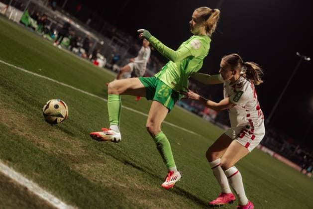 07 02 25, Women, Soccer, 1 BL, Season 2024 2025, 1 FC Köln VfL Wolfsburg, Matchday 13 Laura Donhauser 25 of 1 FC Köln r and Vivien Endemann 25 of VFL Wolfsburg l in a duel KOELN Franz Kremer Stadium NRW Germany