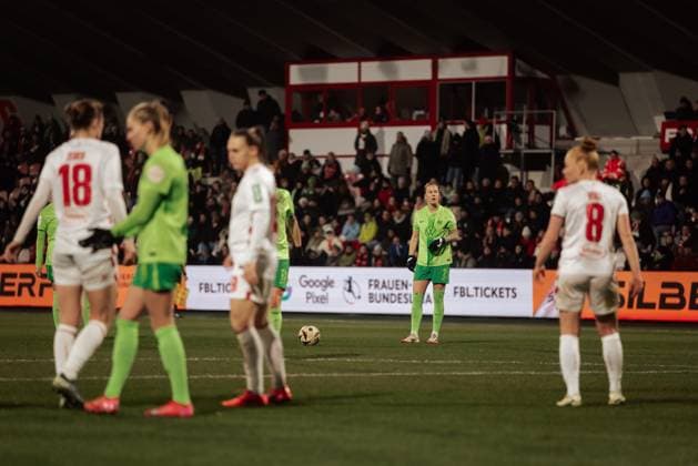 07 02 25, Women, Soccer, 1 BL, Season 2024 2025, 1 FC Köln VfL Wolfsburg, Matchday 13 Lynn Wilms 2 from VFL Wolfsburg before free kick KOELN Franz Kremer Stadion NRW Germany