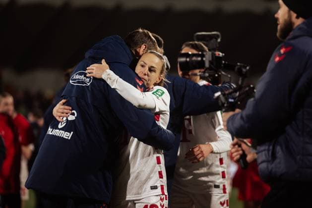 07 02 25, Women, Soccer, 1 BL, Season 2024 2025, 1 FC Köln VfL Wolfsburg, Matchday 13 Dora Zeller 19 from 1 FC Koeln hugs a coach KOELN Franz Kremer Stadion NRW Germany