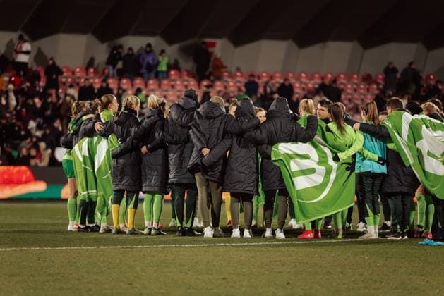 07 02 25, Women, Soccer, 1 BL, Season 2024 2025, 1 FC Köln VfL Wolfsburg, Matchday 13 Players from VFL Wolfsburg form a circle after the final whistle KOELN Franz Kremer Stadion NRW Germany
