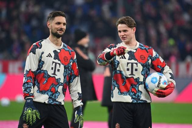 from left Sven ULREICH,Goalkeeper Bayern Muenchen , Goalkeeper Jonas URBIG Bayern Muenchen warming up,Action Soccer 1 Bundesliga Season 2024 2025, 21 Matchday, Matchday21 FC Bayern Muenchen SV Werder Bremen 3 0 on 07 02 2025 , A L L I A N Z A R E N A