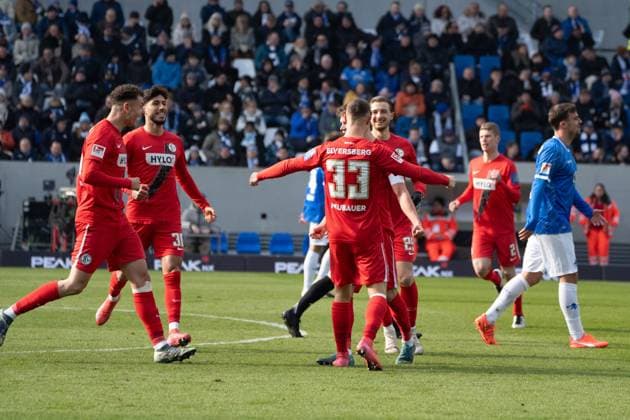 08 02 2025, xhfmx, Soccer 2 Bundesliga, SV Darmstadt 98 SV Elversberg v l Robin Fellhauer SV 07 Elversberg celebrates his goal to 0 1 for Elversberg , Maurice Neubauer SV 07 Elversberg , Elias Baum SV 07 Elversberg DFL DFB REGULATIONS PROHIBIT ANY USE OF PHOTOGRAPHS as IMAGE SEQUENCES and or QUASI VIDEO Darmstadt