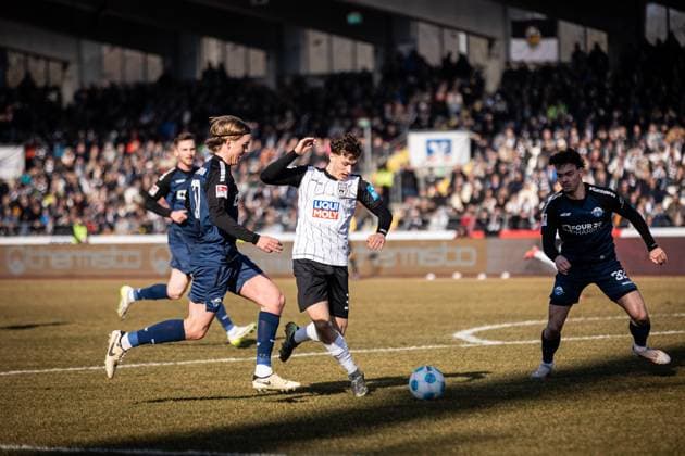 Soccer Men 2 Bundesliga 21 Matchday Season 2024 2025 SSV Ulm 1846 Football vs SC Paderborn 1907 08 02 2025 20 Felix Götze SC Paderborn , 30 Maurice Krattenmacher SSV Ulm 1846 Football DFL regulations prohibit any use of photographs as image sequences and or quasi video Ulm Donaustadion Baden Württemberg Germany