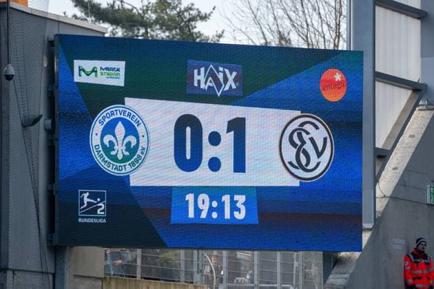 08 02 2025, xhfmx, Fussball 2 Bundesliga, SV Darmstadt 98 SV Elversberg Die Führung für Elversberg auf der Leinwand DFL DFB REGULATIONS PROHIBIT ANY USE OF PHOTOGRAPHS as IMAGE SEQUENCES and or QUASI VIDEO Darmstadt