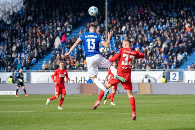 08 02 2025, xhfmx, Soccer 2 Bundesliga, SV Darmstadt 98 SV Elversberg v l Marco Thiede SV Darmstadt 98 , Maurice Neubauer SV 07 Elversberg in aerial duel DFL DFB REGULATIONS PROHIBIT ANY USE OF PHOTOGRAPHS as IMAGE SEQUENCES and or QUASI VIDEO Darmstadt