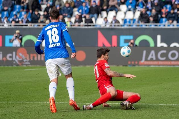 08 02 2025, xhfmx, Fussball 2 Bundesliga, SV Darmstadt 98 SV Elversberg v l Philipp Förster SV Darmstadt 98 d lets Maximilian Rohr SV 07 Elversberg off DFL DFB REGULATIONS PROHIBIT ANY USE OF PHOTOGRAPHS as IMAGE SEQUENCES and or QUASI VIDEO Darmstadt
