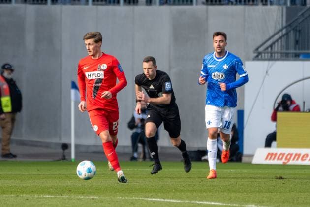 08 02 2025, xhfmx, Soccer 2 Bundesliga, SV Darmstadt 98 SV Elversberg v l Carlo Sickinger SV 07 Elversberg , Philipp Förster SV Darmstadt 98 d DFL DFB REGULATIONS PROHIBIT ANY USE OF PHOTOGRAPHS as IMAGE SEQUENCES and or QUASI VIDEO Darmstadt