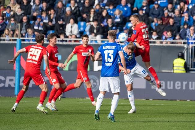 08 02 2025, xhfmx, Soccer 2 Bundesliga, SV Darmstadt 98 SV Elversberg Maurice Neubauer SV 07 Elversberg clears Fynn Luca Lakenmacher SV Darmstadt 98 in duel for DFL DFB REGULATIONS PROHIBIT ANY USE OF PHOTOGRAPHS as IMAGE SEQUENCES and or QUASI VIDEO Darmstadt