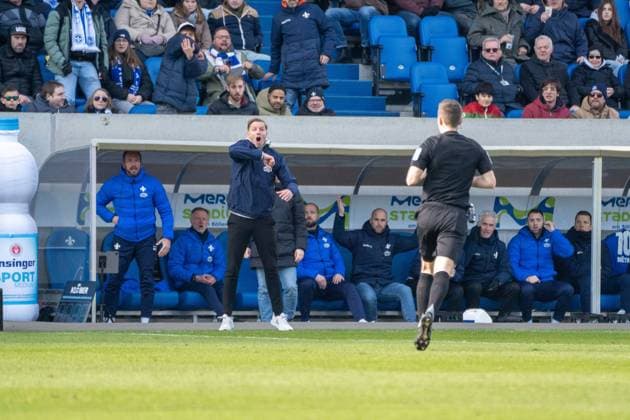 08 02 2025, xhfmx, Soccer 2 Bundesliga, SV Darmstadt 98 SV Elversberg v l Florian Kohfeldt coach SV Darmstadt 98 complains to Lukas Benen referee after a foul DFL DFB REGULATIONS PROHIBIT ANY USE OF PHOTOGRAPHS as IMAGE SEQUENCES and or QUASI VIDEO Darmstadt