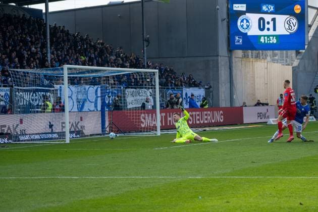 08 02 2025, xhfmx, Fußball 2 Bundesliga, SV Darmstadt 98 SV Elversberg v l Marcel Schuhen SV Darmstadt 98 concedes the 0 2 by Maurice Neubauer SV 07 Elversberg , Tor, Goal, Torjubel DFL DFB REGULATIONS PROHIBIT ANY USE OF PHOTOGRAPHS as IMAGE SEQUENCES and or QUASI VIDEO Darmstadt