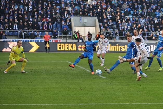 08 02 2025 Soccer season 2024 2025 2 Soccer Bundesliga 21 Matchday 1 FC Magdeburg FCM 1 FC Nuremberg FCN Club Sportfoto Zink DaMa xdaxmax DFL regulations prohibit any use of photographs as image sequences and or quasi video only for editorial use Berkay Yilmaz 21, 1 FC Nuremberg FCN with shot on goal gg Philipp Hercher 27, 1 FC Magdeburg FCM Dominik Reimann 1, 1 FC Magdeburg FCM