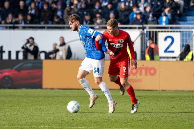 08 02 2025, xhfmx, Soccer 2 Bundesliga, SV Darmstadt 98 SV Elversberg v l Kilian Corredor SV Darmstadt 98 in duel with Elias Baum SV 07 Elversberg DFL DFB REGULATIONS PROHIBIT ANY USE OF PHOTOGRAPHS as IMAGE SEQUENCES and or QUASI VIDEO Darmstadt