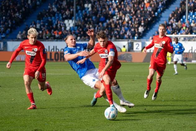 08 02 2025, xhfmx, Soccer 2 Bundesliga, SV Darmstadt 98 SV Elversberg v l Lukas Pinckert SV 07 Elversberg , Robin Fellhauer SV 07 Elversberg , Elias Baum SV 07 Elversberg in duel against Fynn Luca Lakenmacher SV Darmstadt 98 DFL DFB REGULATIONS PROHIBIT ANY USE OF PHOTOGRAPHS as IMAGE SEQUENCES and or QUASI VIDEO Darmstadt