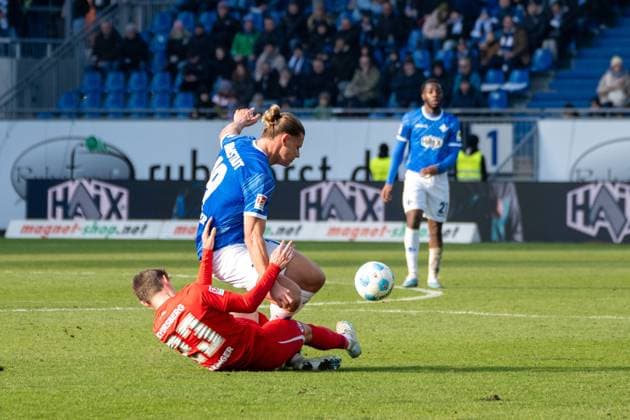 08 02 2025, xhfmx, Soccer 2 Bundesliga, SV Darmstadt 98 SV Elversberg v l Carlo Sickinger SV 07 Elversberg in duel with Fynn Luca Lakenmacher SV Darmstadt 98 DFL DFB REGULATIONS PROHIBIT ANY USE OF PHOTOGRAPHS as IMAGE SEQUENCES and or QUASI VIDEO Darmstadt