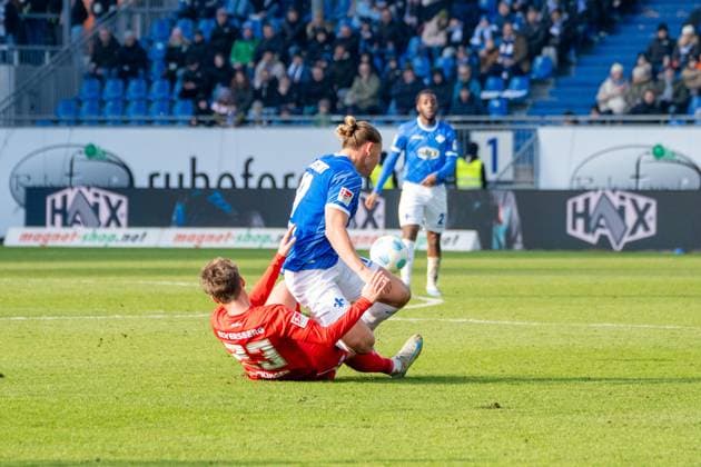 08 02 2025, xhfmx, Soccer 2 Bundesliga, SV Darmstadt 98 SV Elversberg v l Carlo Sickinger SV 07 Elversberg in duel with Fynn Luca Lakenmacher SV Darmstadt 98 DFL DFB REGULATIONS PROHIBIT ANY USE OF PHOTOGRAPHS as IMAGE SEQUENCES and or QUASI VIDEO Darmstadt