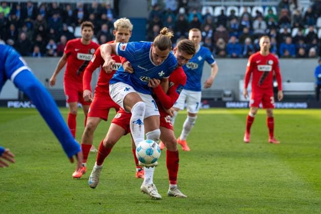 08 02 2025, xhfmx, Soccer 2 Bundesliga, SV Darmstadt 98 SV Elversberg v l Fynn Luca Lakenmacher SV Darmstadt 98 in duel against Carlo Sickinger SV 07 Elversberg DFL DFB REGULATIONS PROHIBIT ANY USE OF PHOTOGRAPHS as IMAGE SEQUENCES and or QUASI VIDEO Darmstadt