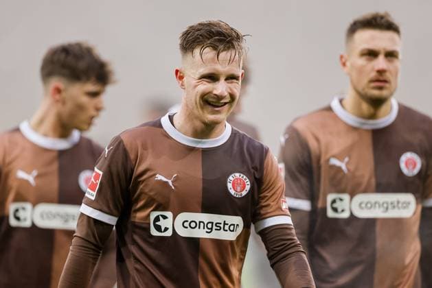 Hamburg, February 1, 2025 Football, 1 Bundesliga 2024 25, FC St Pauli FC Augsburg Johannes Eggestein FC St Pauli, 11 DFL REGULATIONS PROHIBIT ANY USE OF PHOTOGRAPHS AS IMAGE SEQUENCES AND OR QUASI VIDEO