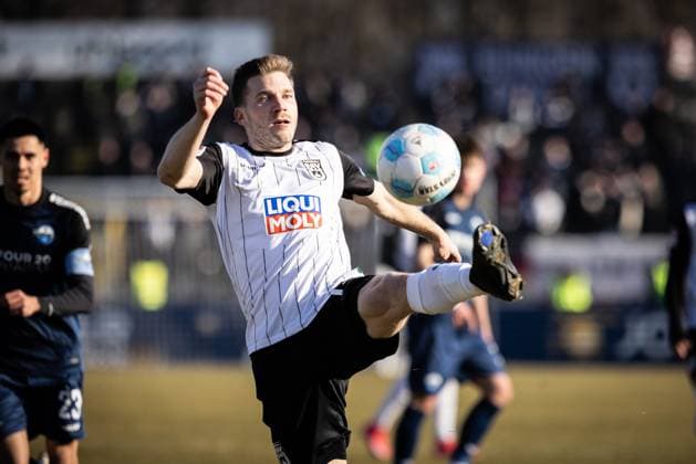 Soccer Men 2 Bundesliga 21 Matchday Season 2024 2025 SSV Ulm 1846 Football vs SC Paderborn 1907 08 02 2025 New entry 13 Robert Leipertz SSV Ulm 1846 Football DFL regulations prohibit any use of photographs as image sequences and or quasi video Ulm Donaustadion Baden Württemberg Germany