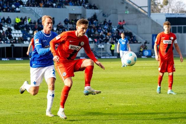 08 02 2025, xhfmx, Soccer 2 Bundesliga, SV Darmstadt 98 SV Elversberg Carlo Sickinger SV 07 Elversberg in duel DFL DFB REGULATIONS PROHIBIT ANY USE OF PHOTOGRAPHS as IMAGE SEQUENCES and or QUASI VIDEO Darmstadt