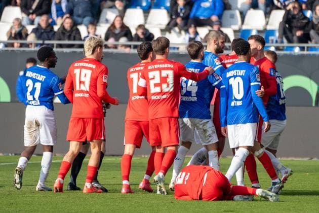 08 02 2025, xhfmx, Fußball 2 Bundesliga, SV Darmstadt 98 SV Elversberg Rudelbildung nach der Tätlichkeit von Fabian Nürnberger SV Darmstadt 98 an Elias Baum SV 07 Elversberg DFL DFB REGULATIONS PROHIBIT ANY USE OF PHOTOGRAPHS as IMAGE SEQUENCES and or QUASI VIDEO Darmstadt