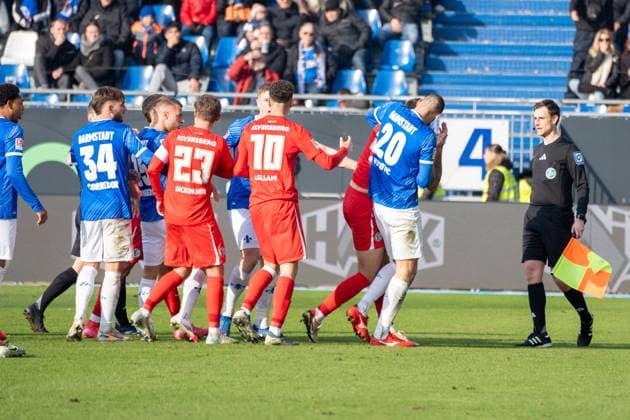 08 02 2025, xhfmx, Fußball 2 Bundesliga, SV Darmstadt 98 SV Elversberg Rudelbildung nach der Tätlichkeit von Fabian Nürnberger SV Darmstadt 98 an Elias Baum SV 07 Elversberg DFL DFB REGULATIONS PROHIBIT ANY USE OF PHOTOGRAPHS as IMAGE SEQUENCES and or QUASI VIDEO Darmstadt
