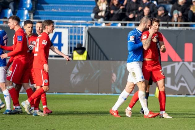 08 02 2025, xhfmx, Fußball 2 Bundesliga, SV Darmstadt 98 SV Elversberg Rudelbildung nach der Tätlichkeit von Fabian Nürnberger SV Darmstadt 98 an Elias Baum SV 07 Elversberg DFL DFB REGULATIONS PROHIBIT ANY USE OF PHOTOGRAPHS as IMAGE SEQUENCES and or QUASI VIDEO Darmstadt
