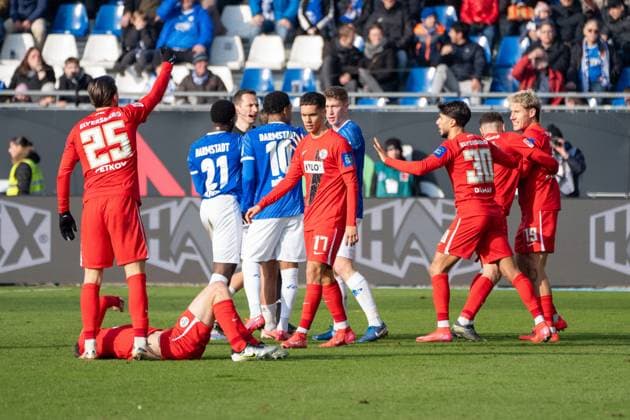 08 02 2025, xhfmx, Fußball 2 Bundesliga, SV Darmstadt 98 SV Elversberg Rudelbildung nach der Tätlichkeit von Fabian Nürnberger SV Darmstadt 98 an Elias Baum SV 07 Elversberg DFL DFB REGULATIONS PROHIBIT ANY USE OF PHOTOGRAPHS as IMAGE SEQUENCES and or QUASI VIDEO Darmstadt