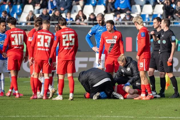 08 02 2025, xhfmx, Fußball 2 Bundesliga, SV Darmstadt 98 SV Elversberg Rudelbildung nach der Tätlichkeit von Fabian Nürnberger SV Darmstadt 98 an Elias Baum SV 07 Elversberg DFL DFB REGULATIONS PROHIBIT ANY USE OF PHOTOGRAPHS as IMAGE SEQUENCES and or QUASI VIDEO Darmstadt