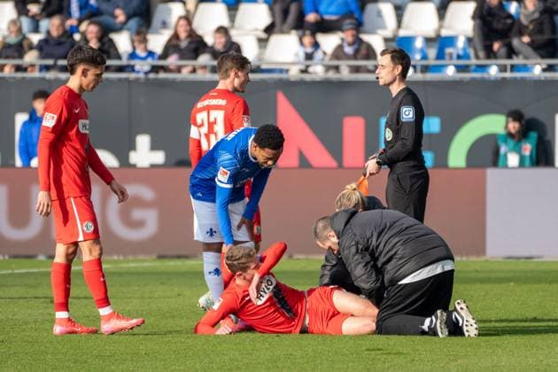 08 02 2025, xhfmx, Soccer 2 Bundesliga, SV Darmstadt 98 SV Elversberg v l Elias Baum SV 07 Elversberg must be treated after being kicked by Fabian Nürnberger SV Darmstadt 98 DFLB DFB REGULATIONS PROHIBIT ANY USE OF PHOTOGRAPHS as IMAGE SEQUENCES and or QUASI VIDEO Darmstadt