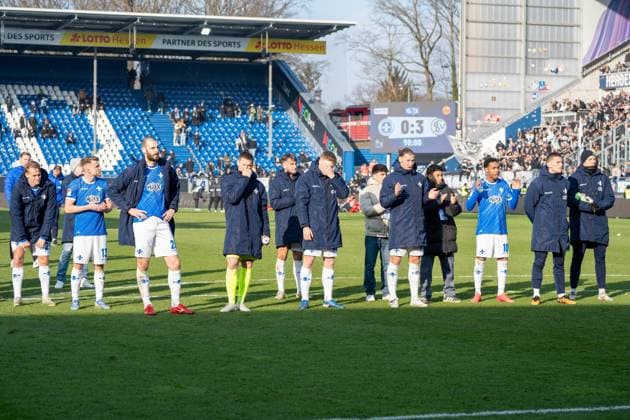 08 02 2025, xhfmx, Soccer 2 Bundesliga, SV Darmstadt 98 SV Elversberg The SV Darmstadt team disappointed after the match in front of the fans DFL DFB REGULATIONS PROHIBIT ANY USE OF PHOTOGRAPHS as IMAGE SEQUENCES and or QUASI VIDEO Darmstadt