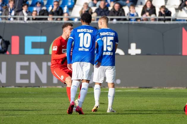 08.02.2025, xhfmx, Fussball 2.Bundesliga, SV Darmstadt 98 - SV Elversberg v.l. Fisnik Asllani (SV 07 Elversberg) geht Fabian Nürnberger (SV Darmstadt 98) nach der Tätlichkeit gegen Elias Baum (SV 07 Elversberg) an. (DFL DFB REGULATIONS PROHIBIT ANY USE OF PHOTOGRAPHS as IMAGE SEQUENCES and or QUASI-VIDEO) Darmstadt