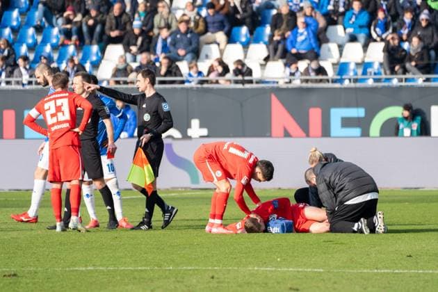 08 02 2025, xhfmx, Soccer 2 Bundesliga, SV Darmstadt 98 SV Elversberg Elias Baum SV 07 Elversberg must be treated after being kicked by Fabian Nürnberger SV Darmstadt 98 DFL DFB REGULATIONS PROHIBIT ANY USE OF PHOTOGRAPHS as IMAGE SEQUENCES and or QUASI VIDEO Darmstadt