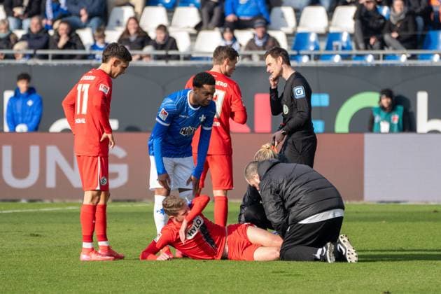 08 02 2025, xhfmx, Soccer 2 Bundesliga, SV Darmstadt 98 SV Elversberg Elias Baum SV 07 Elversberg must be treated after being kicked by Fabian Nürnberger SV Darmstadt 98 DFL DFB REGULATIONS PROHIBIT ANY USE OF PHOTOGRAPHS as IMAGE SEQUENCES and or QUASI VIDEO Darmstadt
