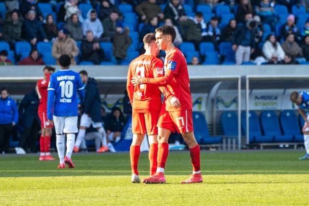 08 02 2025, xhfmx, Soccer 2 Bundesliga, SV Darmstadt 98 SV Elversberg v l Manuel Feil SV 07 Elversberg and Frederik Schmahl SV 07 Elversberg congratulate each other on the away win DFL DFB REGULATIONS PROHIBIT ANY USE OF PHOTOGRAPHS as IMAGE SEQUENCES and or QUASI VIDEO Darmstadt