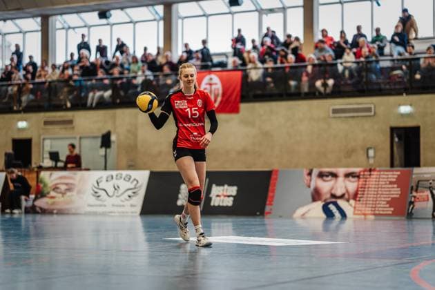 Volleyball Women Season 2024 2025 2 Volleyball Bundesliga Women Pro ETV Hamburg vs VCO Dresden 08 02 2025 Alexa Sophie Thaden 15, ETV Hamburg goes to serve Hamburg Lokstedter Steindamm 52 Hamburg Germany