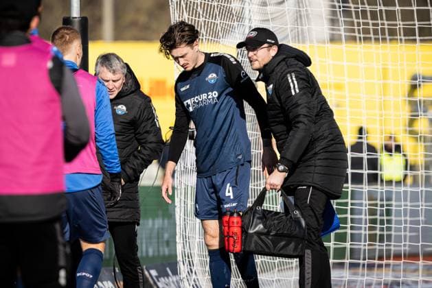 Soccer Men 2 Bundesliga 21 Matchday Season 2024 2025 SSV Ulm 1846 Football vs SC Paderborn 1907 08 02 2025 4 Calvin Brackelmann SC Paderborn must leave the field injured DFL regulations prohibit any use of photographs as image sequences and or quasi video Ulm Donaustadion Baden Württemberg Germany