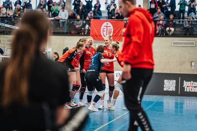 Volleyball Women Season 2024 2025 2 Volleyball Bundesliga Women Pro ETV Hamburg vs VCO Dresden 08 02 2025 ETV cheers f l Svea Frobel 11, ETV Hamburg Alexa Sophie Thaden 15, ETV Hamburg Luise Klein 9, ETV Hamburg Jana Marie Meiser 1, ETV Hamburg Laura Eickhof 13, ETV Hamburg and Leonie Körtzinger 7, ETV Hamburg Hamburg Lokstedter Steindamm 52 Hamburg Germany