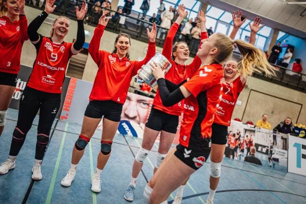 Volleyball Women Season 2024 2025 2 Volleyball Bundesliga Women Pro ETV Hamburg vs VCO Dresden 08 02 2025 Anna Hartig 5, ETV Hamburg front is voted MVP Hamburg Lokstedter Steindamm 52 Hamburg Germany